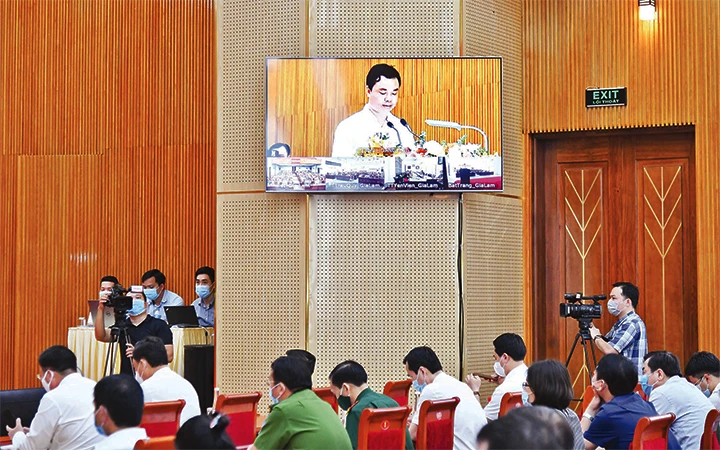 Hội nghị tiếp xúc giữa cử tri với người ứng cử đại biểu Quốc hội khóa XV được tổ chức trực tuyến từ điểm cầu quận Hoàng Mai đến điểm cầu huyện Gia Lâm và 36 phường, xã, thị trấn của hai địa phương với sự tham gia của hơn 1.600 cử tri. Ảnh: MINH HÀ