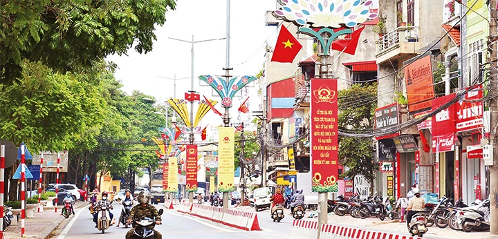 Thị trấn Thường Tín rực rỡ cờ hoa chờ đón ngày bầu cử.