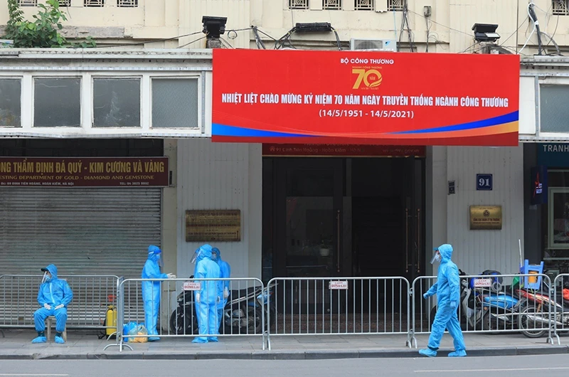 Lực lượng chức năng phong tỏa tòa nhà 91 phố Đinh Tiên Hoàng, nơi bệnh nhân Covid-19 số 3634 đến làm việc.