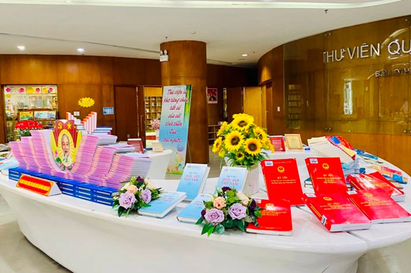 Thư viện tỉnh Quảng Ninh trưng bày sách, báo hướng về Ngày hội toàn dân.