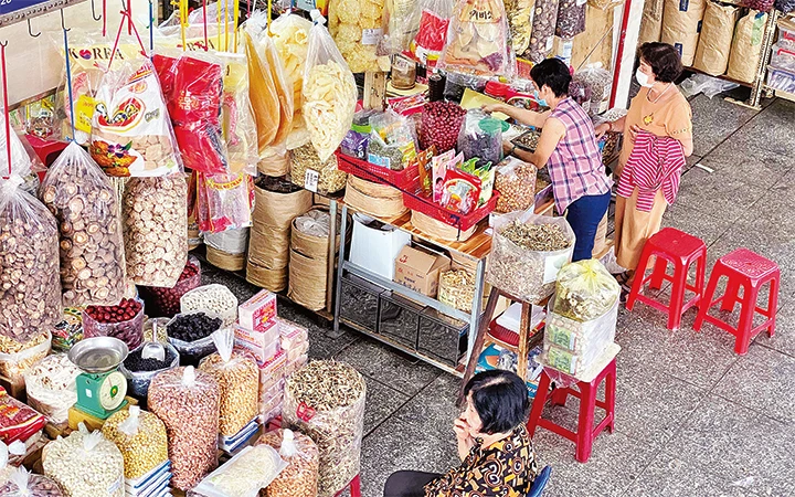 Người dân mua thực phẩm tại chợ An Đông, một khu vực buôn bán hàng hóa sầm uất ở quận 5.