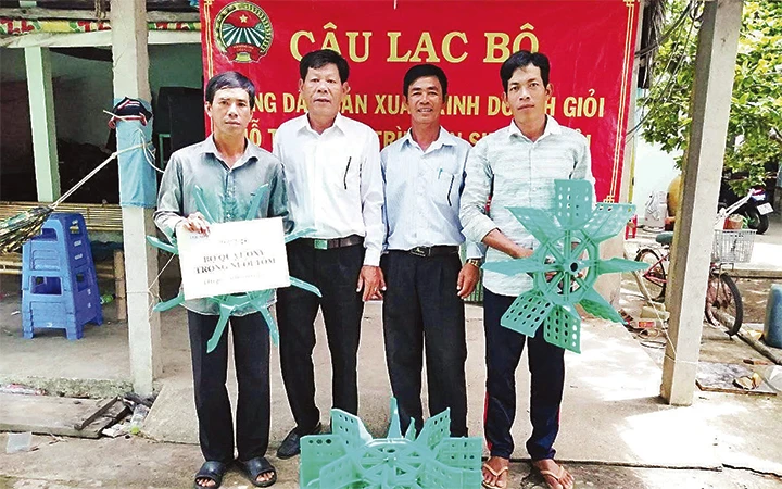 Câu lạc bộ Nông dân sản xuất, kinh doanh giỏi hỗ trợ phương tiện sản xuất cho nông dân nghèo ở TP Hồ Chí Minh.