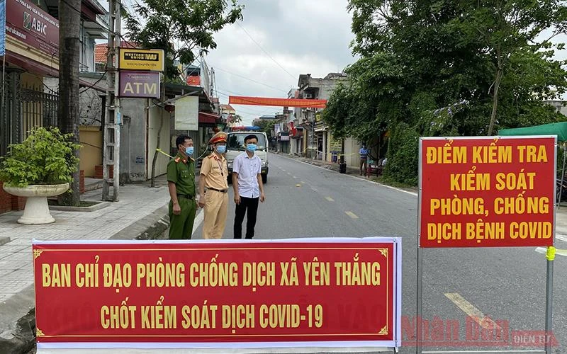 Cơ quan chức năng huyện Ý Yên (Nam Định) thành lập chốt phong tỏa tại khu vực giáp ranh giữa hai xã Yên Thắng và Yên Cường.