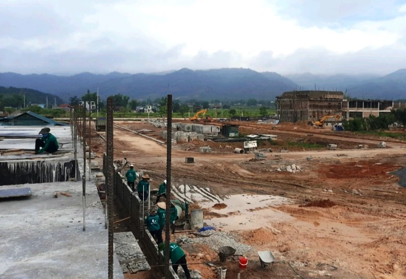 Nhà thầu đang tập trung đẩy nhanh tiến độ dự án xây dựng điểm TĐC số 1 tại tổ 10, phường Thanh Trường, thành phố Điện Biên Phủ.