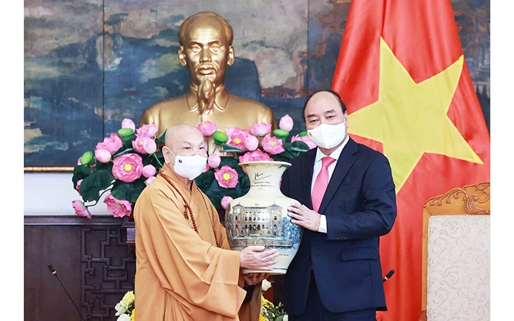 Chủ tịch nước Nguyễn Xuân Phúc trao quà lưu niệm tặng Hội đồng Trị sự Trung ương Giáo hội Phật giáo Việt Nam. Ảnh: Thống Nhất (TTXVN)