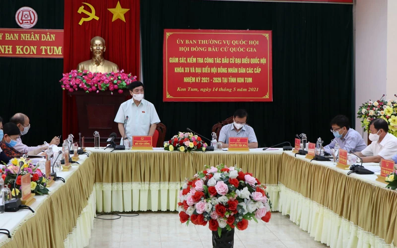 Đồng chí Bùi Văn Cường phát biểu tại buổi làm việc với Ủy ban Bầu cử tỉnh Kon Tum.