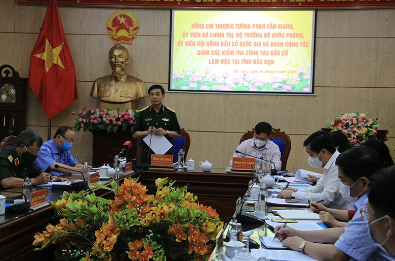 Đồng chí Phan Văn Giang phát biểu tại buổi làm việc với Ủy ban Bầu cử tỉnh Bắc Kạn.