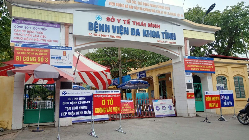 Bệnh viện đa khoa tỉnh Thái Bình gỡ phong tỏa tạm thời từ ngày 10-5, nhưng vẫn kiểm soát chặt việc ra vào khu vực Khoa Lão khoa bởi đã xuất hiện các ca dương tính tại đây.