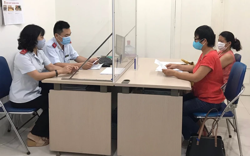 Thanh tra Sở Thông tin và Truyền thông Hà Nội xử phạt các cá nhân đăng tải thông tin sai sự thật trên mạng xã hội.