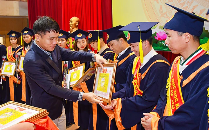Lễ trao bằng thạc sĩ, tiến sĩ cho các VĐV tốt nghiệp năm 2020 của Trường đại học Thể dục Thể thao Bắc Ninh.