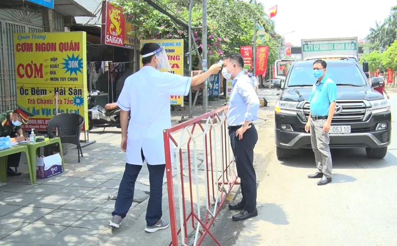 Kiểm tra thân nhiệt tại chốt kiểm dịch ở thị xã Mỹ Hào, tỉnh Hưng Yên.
