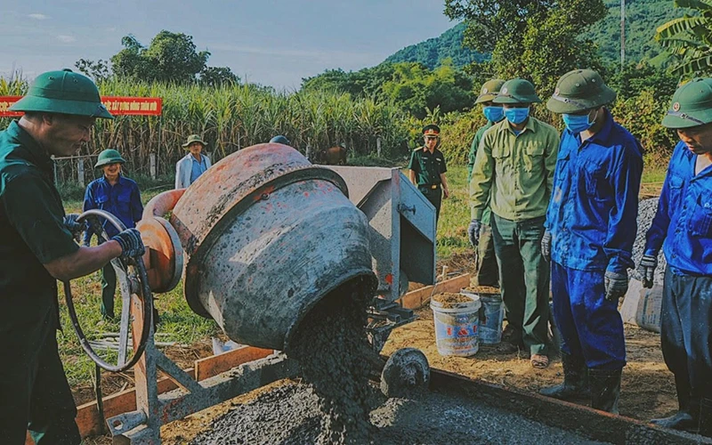 Cán bộ, chiến sĩ Đoàn S83 vận tải tham gia xây dựng nông thôn mới tại xã miền núi, vùng căn cứ kháng chiến cũ của huyện Hòa Vang, TP Đà Nẵng.