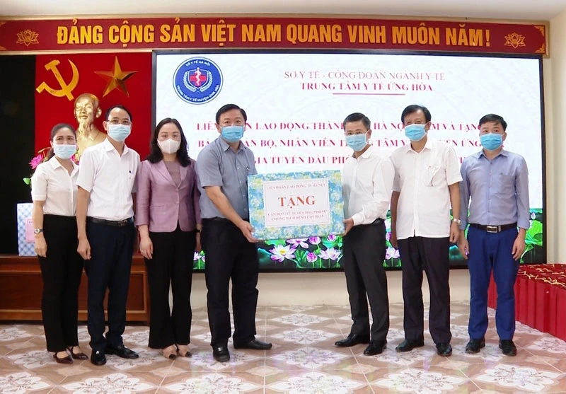 LĐLĐ TP Hà Nội trao quà tặng lực lượng y tế chống dịch Covid-19 tại Trung tâm Y tế huyện Ứng Hòa.