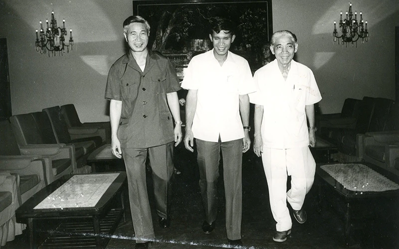 Đồng chí Nguyễn Cơ Thạch (ngoài cùng bên trái) tại Hội nghị thường kỳ lần thứ 11 Bộ trưởng Ngoại giao Cam-pu-chia, Lào, Việt Nam tại Phnôm Pênh (tháng 8-1985).Ảnh TTXVN