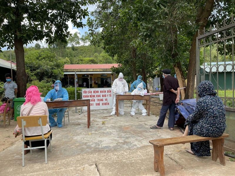 Lực lượng chức năng lấy mẫu xét nghiệm cho người dân trên địa bàn xã Si Pa Phìn.