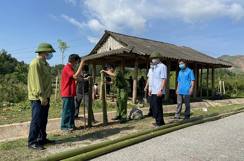 Ông Bùi Văn Luyện, Chủ tịch UBND huyện Nậm Pồ, kiểm tra chốt chặn phòng dịch tại Km37, nơi giáp ranh giữa xã Si Pa Phìn với xã Phìn Hồ.