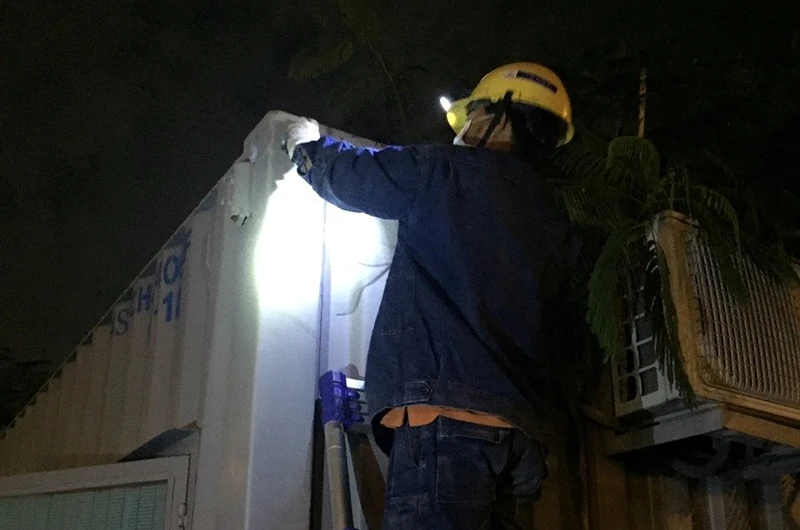 Công nhân Tổng công ty Điện lực TP Hồ Chí Minh kéo điện về các trạm kiểm dịch để phục vụ công tác kiểm soát dịch.