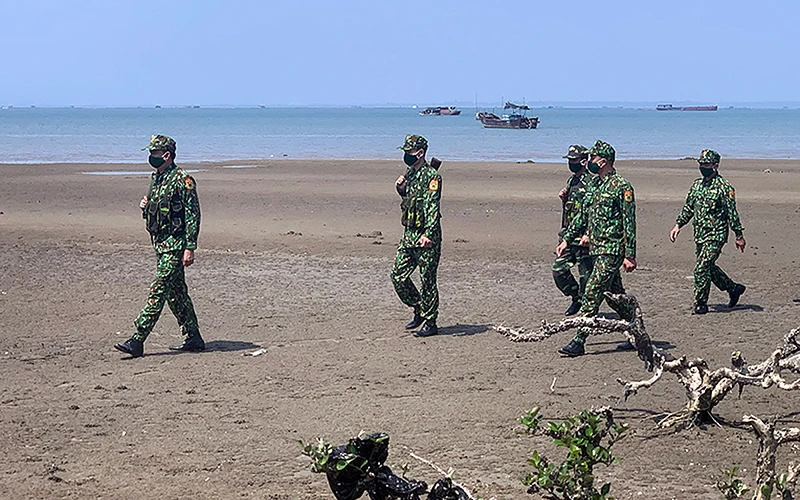Cán bộ, chiến sĩ Đồn Biên phòng Trà Cổ (tỉnh Quảng Ninh) tuần tra kiểm soát tuyến biên giới trên biển nhằm ngăn chặn, xử lý tình trạng xuất, nhập cảnh trái phép.Ảnh: HỮU VIỆT