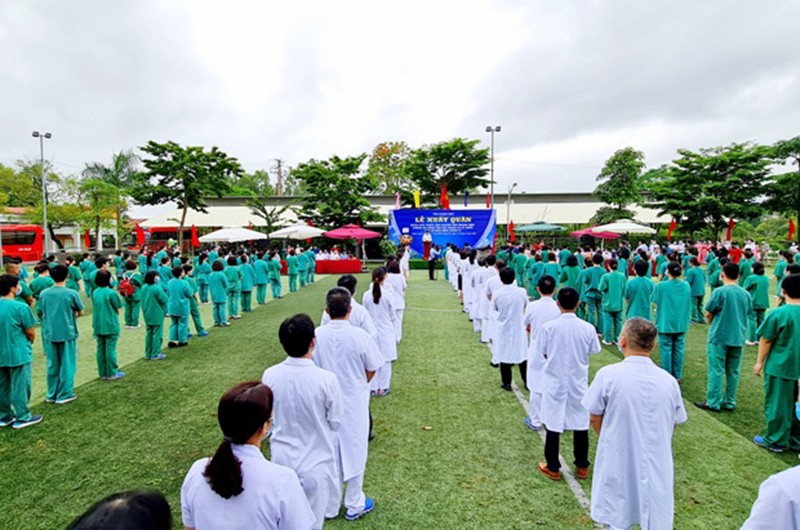 Quang cảnh buổi lễ xuất quân của Đoàn thầy thuốc tình nguyện Quảng Ninh.