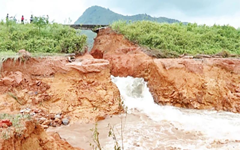 Đập Đẩm Thìn, xã Cấp Dẫn, huyện Cẩm Khê, tỉnh Phú Thọ có dung tích 600 nghìn m3 bị vỡ tháng 5-2020 gây thiệt hại hoa màu của nhân dân.