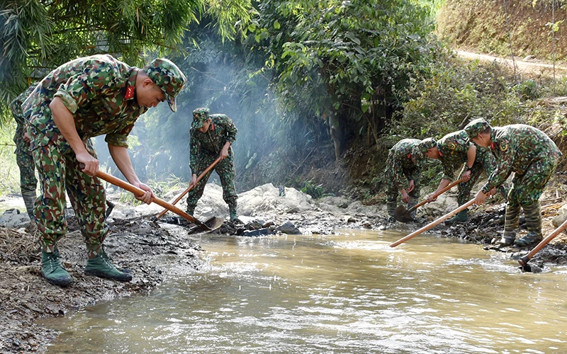 Chiến sĩ Trung đoàn 246, Sư đoàn 346 (Quân khu 1) tham gia vệ sinh môi trường tại xã Xuân Lạc, huyện Chợ Đồn (Bắc Kạn).