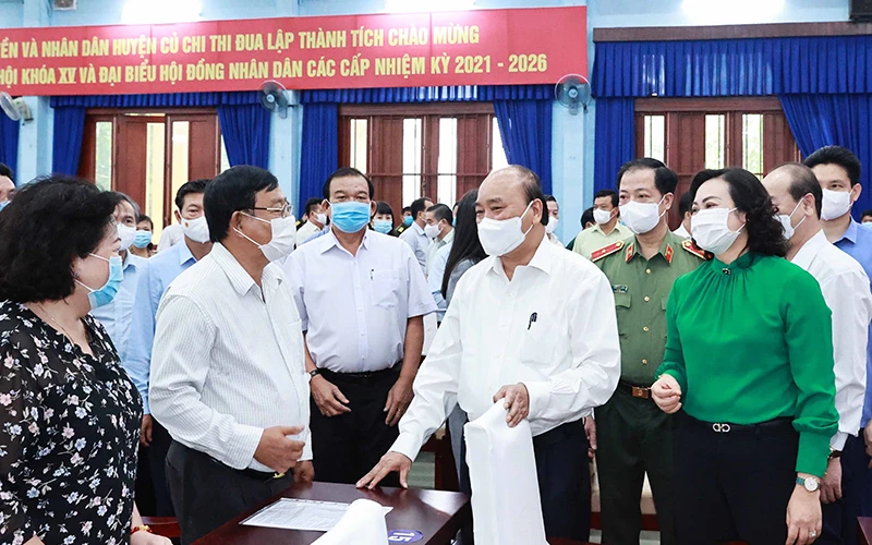 Chủ tịch nước Nguyễn Xuân Phúc gặp gỡ cử tri tại điểm cầu Trung tâm Bồi dưỡng chính trị huyện Củ Chi.