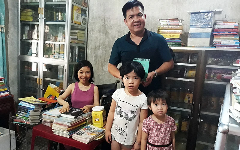 Anh Hồ Quốc Văn cùng hai con gái vượt hơn 60 km đến thư viện của Thúy Nga (áo tím) để mượn sách.