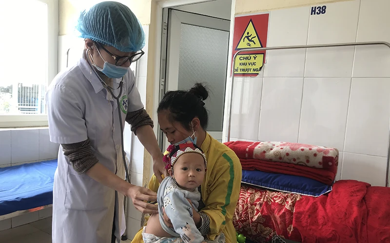 Theo dõi sức khỏe cho bệnh nhi điều trị tại Bệnh viện đa khoa Sa Pa (Lào Cai).