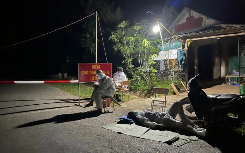 Giấc ngủ tạm trong đêm của lực lượng chống dịch ở Si Pa Phìn.