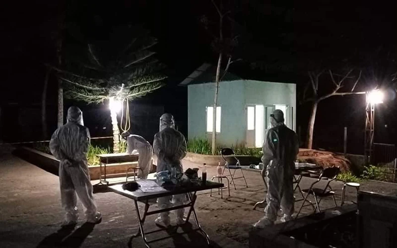 Lực lượng chức năng làm việc xuyên đêm để lấy mẫu và truy vết F1, F2 tại xã Si Pa Phìn, huyện Nậm Pồ.