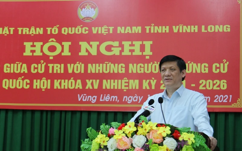 Đồng chí Nguyễn Thanh Long phát biểu tại buổi lễ ra mắt cử tri huyện Vũng Liêm ngày 16-5.