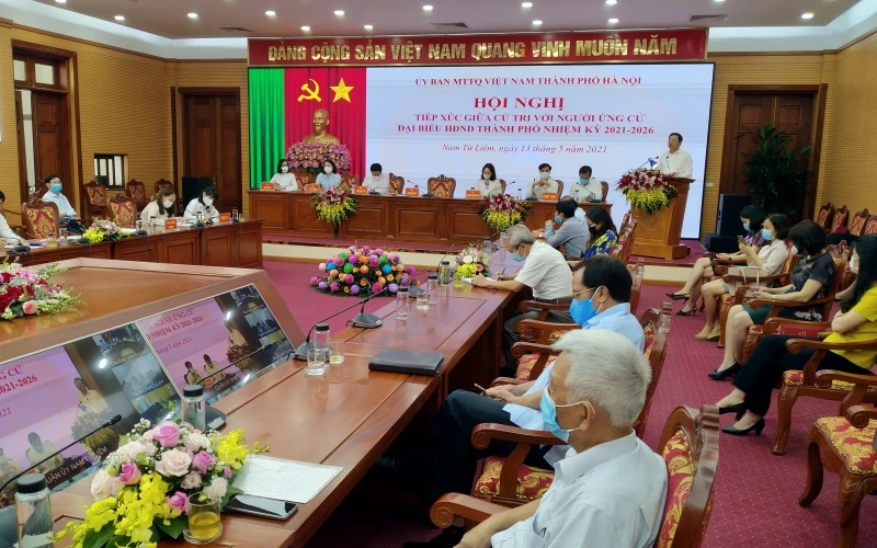 Hội nghị tiếp xúc giữa cử tri với người ứng cử đại biểu HĐND thành phố Hà Nội tại điểm cầu chính (trụ sở quận Nam Từ Liêm).