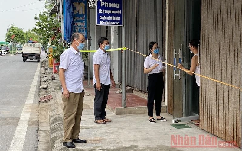 Lực lượng chức năng xã Yên Thắng, huyện Ý Yên đi từng nhà để tuyên truyền, giám sát người dân thực hiện giãn cách xã hội.