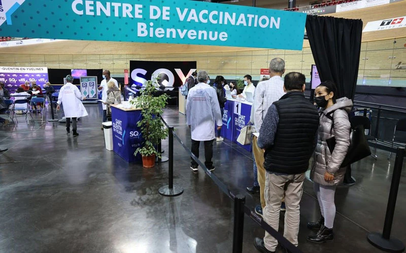 Các trung tâm tiêm vaccine quy mô lớn giúp đẩy nhanh tiến độ tiêm phòng Covid-19 ở Pháp. (Ảnh: Le Parisien)