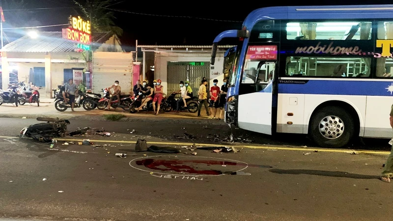 Vụ tai nạn giao thông giữa xe ô-tô khách và xe mô-tô tại đường Nguyễn Đình Chiểu, phường Hàm Tiến, TP Phan Thiết làm một người đi xe máy tử vong.