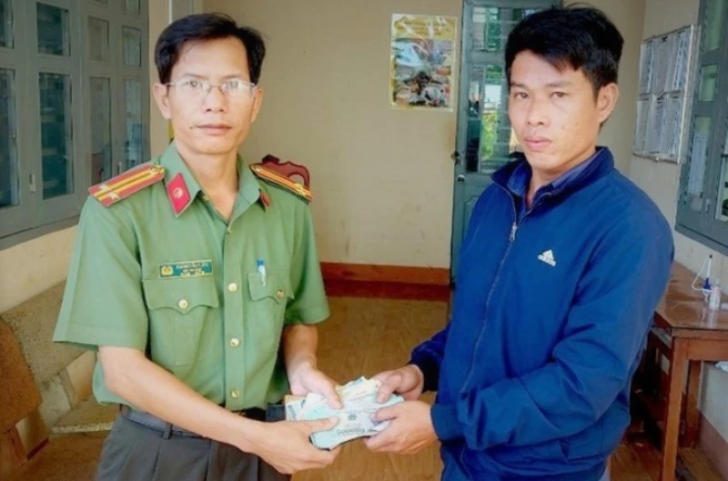 Công an xã Đồng Tiến tiếp nhận số tài sản do anh Nguyễn Thành Tâm nhặt được giao nộp.