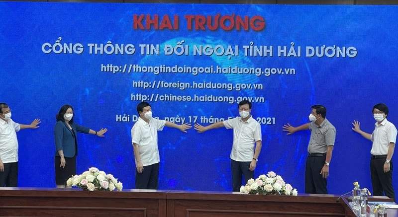 Lãnh đạo tỉnh Hải Dương nhấn nút khai trương Cổng TTĐN của tỉnh.