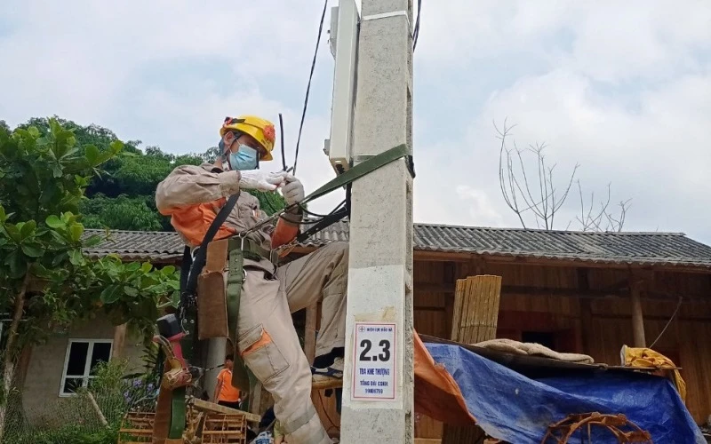 Công nhân Điện lực Bắc Hà (Lào Cai) kéo dây, lắp đặt thiết bị, cung cấp điện lưới quốc gia cho người dân xã Cốc Lầu, trước ngày bầu cử.