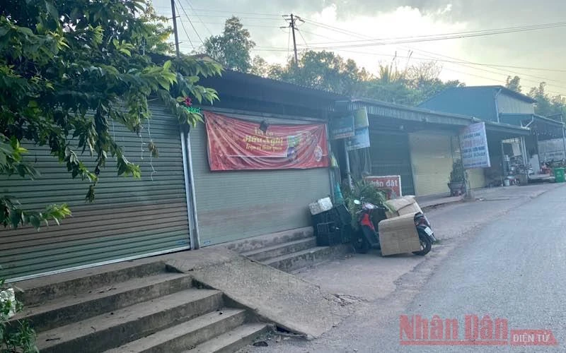 Các cửa hàng tạp hóa ở trung tâm xã Si Pa Phìn đều đóng cửa để phòng dịch.