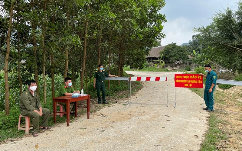 Lực lượng chức năng huyện Chiêm Hóa lập chốt phong tỏa tại thôn Khuôn Khoai, xã Yên Nguyên.