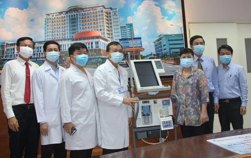 Trao máy thở cho đại diện Bệnh viện đa khoa Đồng Nai.