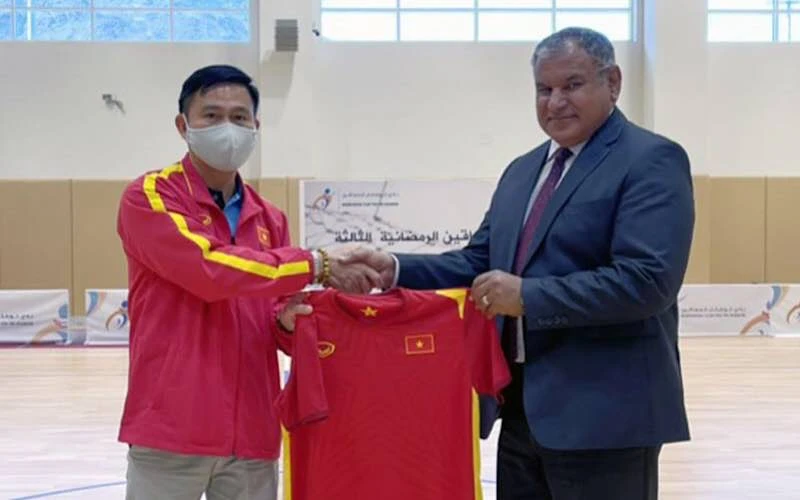 Ông Trần Anh Tú – Trưởng đoàn ĐT Futsal Việt Nam – tặng áo thi đấu lưu niệm của đội tuyển cho Trưởng đoàn ĐT Futsal Iraq.