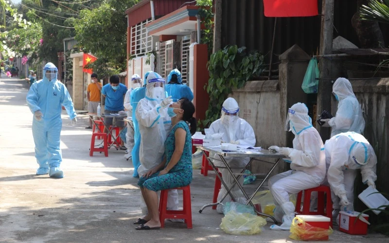 Lấy mẫu test nhanh cho người dân phường Him Lam, TP Điện Biên Phủ.