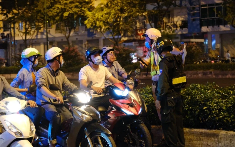 Lực lượng Cảnh sát giao thông cùng Cảnh sát cơ động nhắc nhở người dân chấp hành luật giao thông và các quy định phòng, chống dịch.