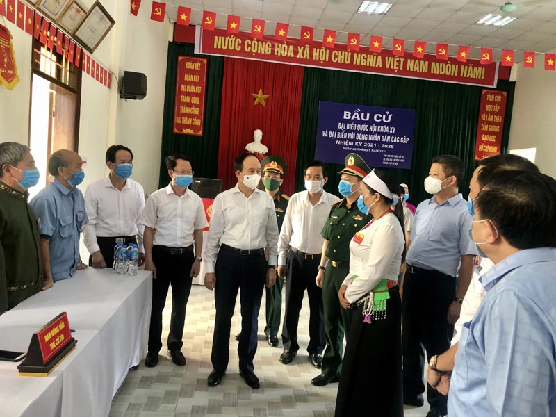 Chủ tịch Ủy ban Bầu cử TP Hà Nội Nguyễn Ngọc Tuấn kiểm tra công tác bầu cử tại huyện Ba Vì (Hà Nội).