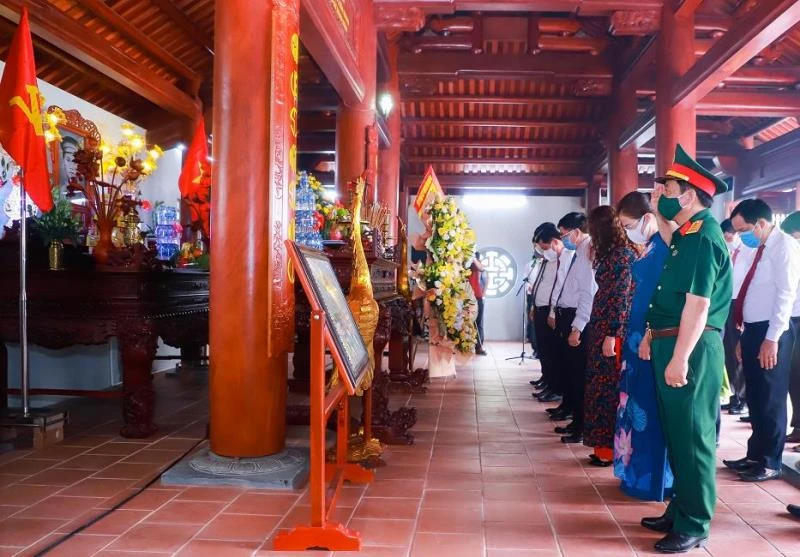 Đoàn đại biểu tỉnh Nghệ An dâng hoa, dâng hương tưởng niệm đồng chí Phùng Chí Kiên. (Ảnh Thành Duy)