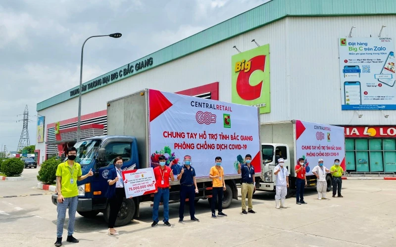 Cán bộ và nhân viên đại siêu thị GO!, Big C tại Bắc Giang thể hiện quyết tâm chung tay cùng địa phương chống dịch Covid-19. (Ảnh: Central Retail cung cấp)