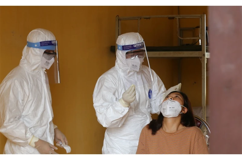 Cán bộ y tế tỉnh Phú Thọ lấy mẫu xét nghiệm SARS-CoV-2 cho người dân.