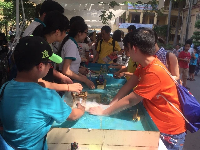 Học sinh được tham gia trải nghiệm và làm các thí nghiệm hóa học trong Ngày hội STEM Việt Nam 2019.