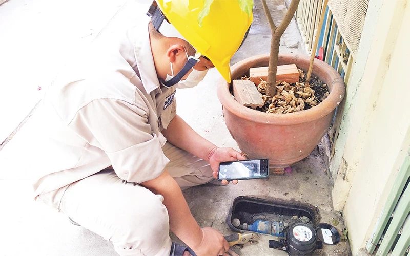 Nhân viên Công ty cổ phần Cấp nước Tân Hòa sử dụng giải pháp công nghệ kiểm tra đồng hồ nước cũ đến niên hạn.
